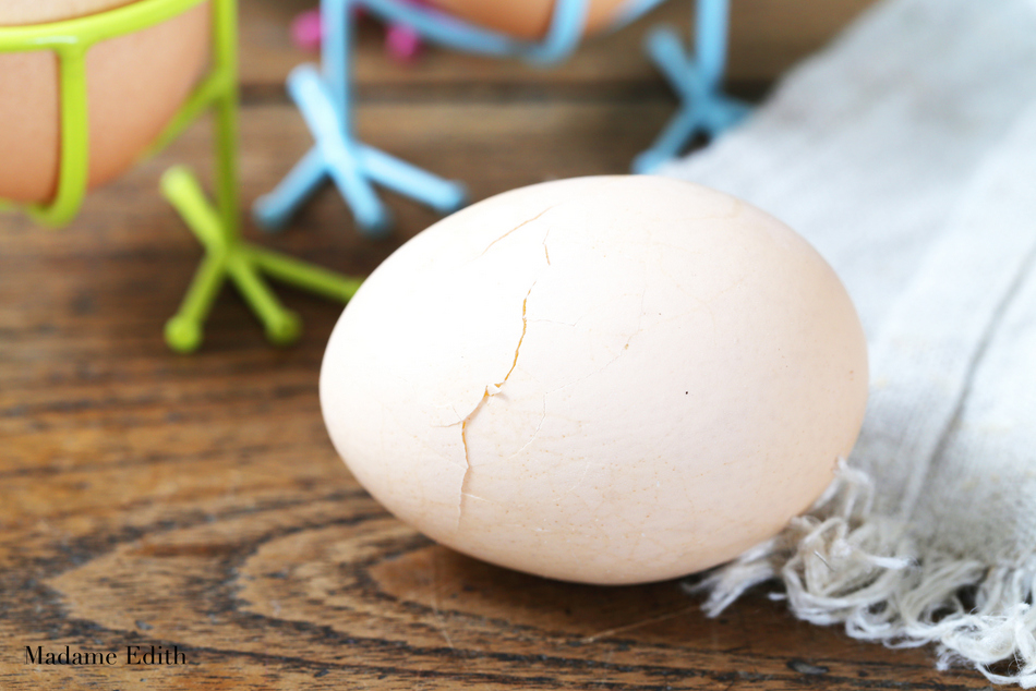 Яйцо трещина. Треснутое яйцо. Яйцо треснуло. Треснутое куриное яйцо. Яйцо с трещиной.